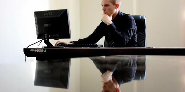 Créer son entreprise en ligne ou faire appel à un expert : que choisir ?