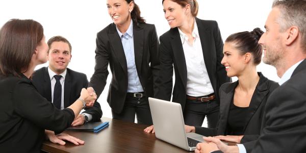 <h1>SAS ou SARL : quelle forme choisir pour accueillir des investisseurs ?</h1>  <p><strong>Si vous envisagez de lever des fonds ou d’ouvrir le capital de votre entreprise à de nouveaux associés, le choix de la forme juridique est stratégique. En France, 